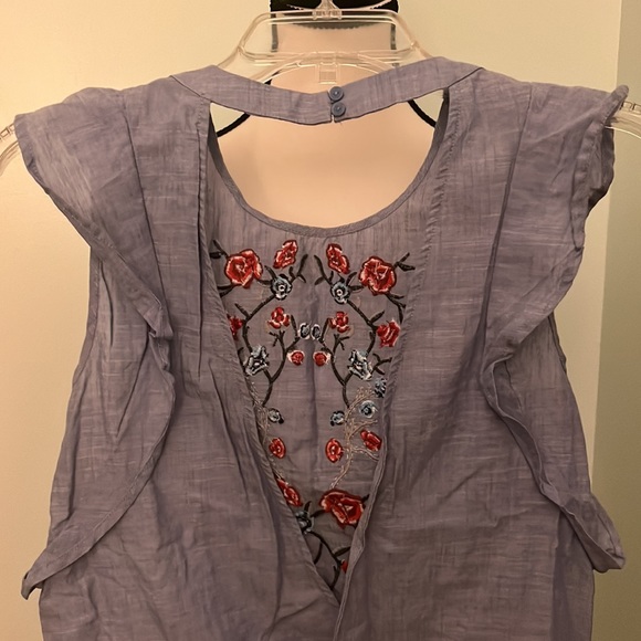 Embroidered Top with Open Back - Picture 4 of 4